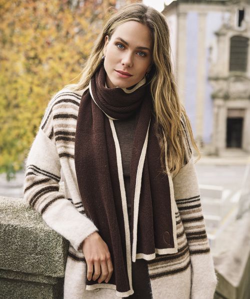 Scarf contrast