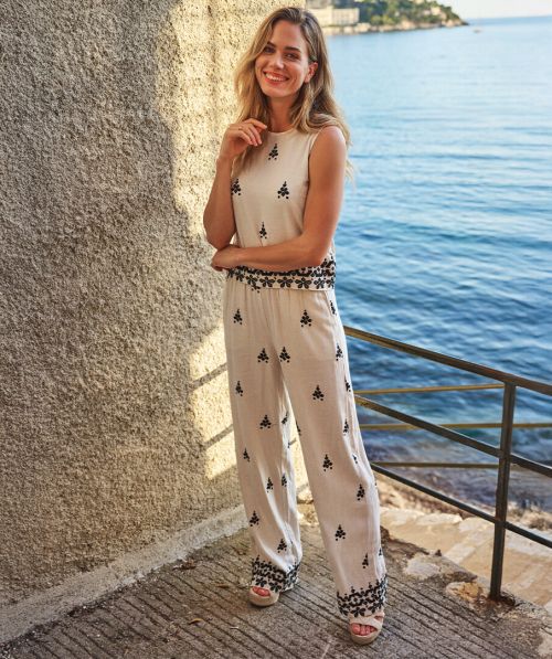 Trousers embroidery contrast