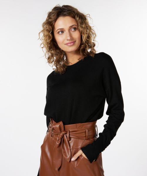 Sweater R-neck buttoned sleeve cuff