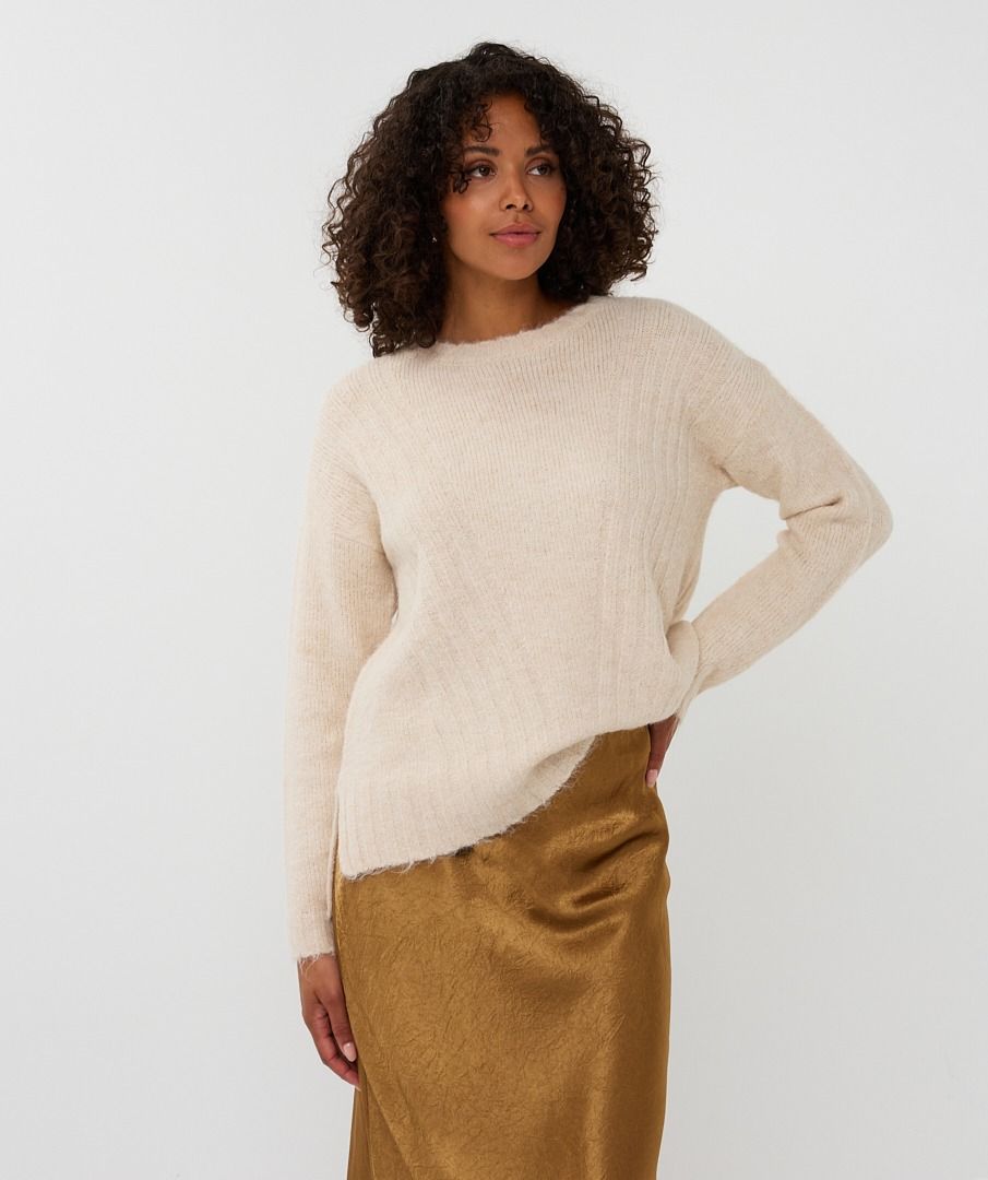 Sweater diagonal lines